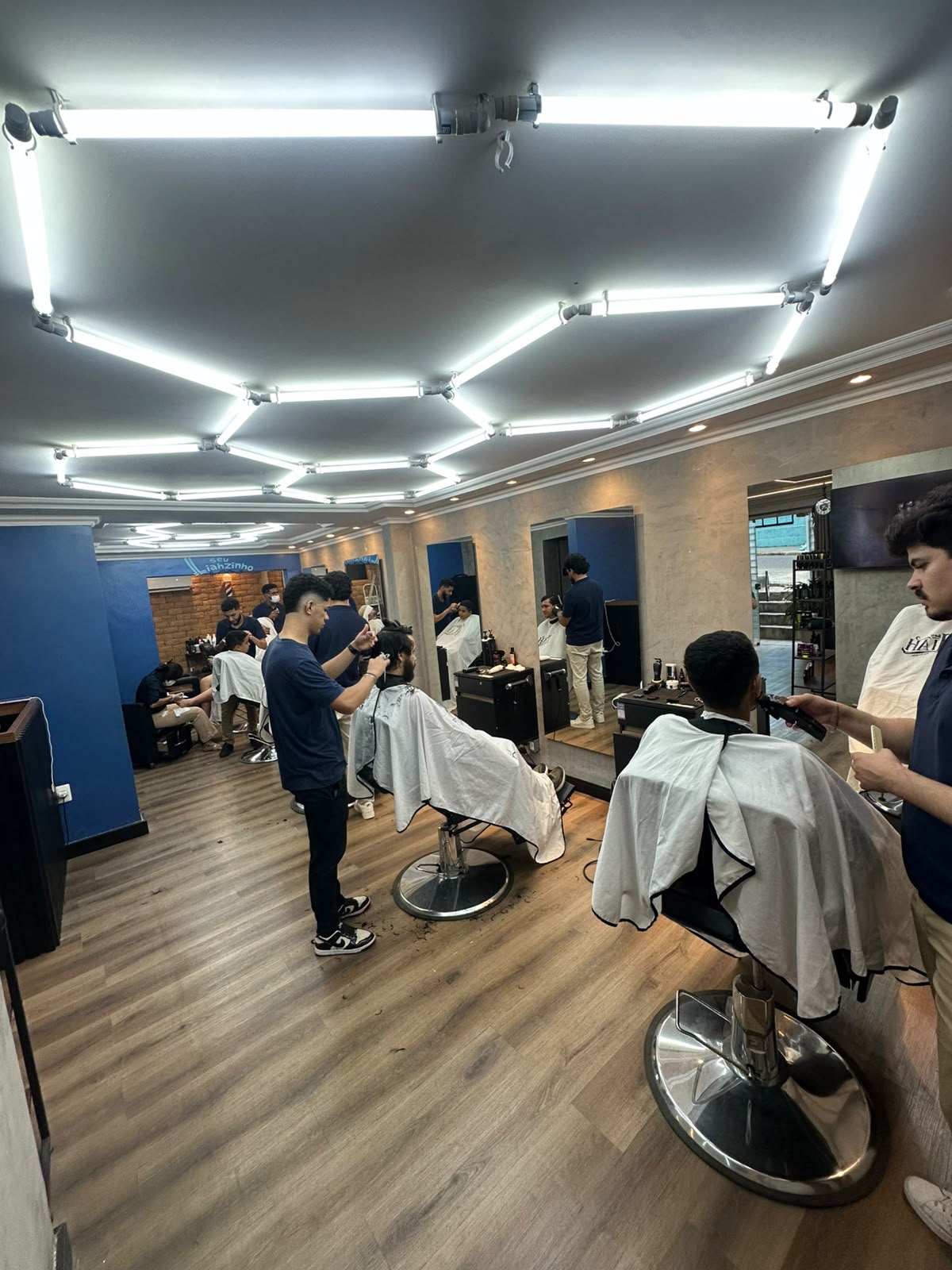 Salão da Barbearia Seu Liah em pleno atendimento